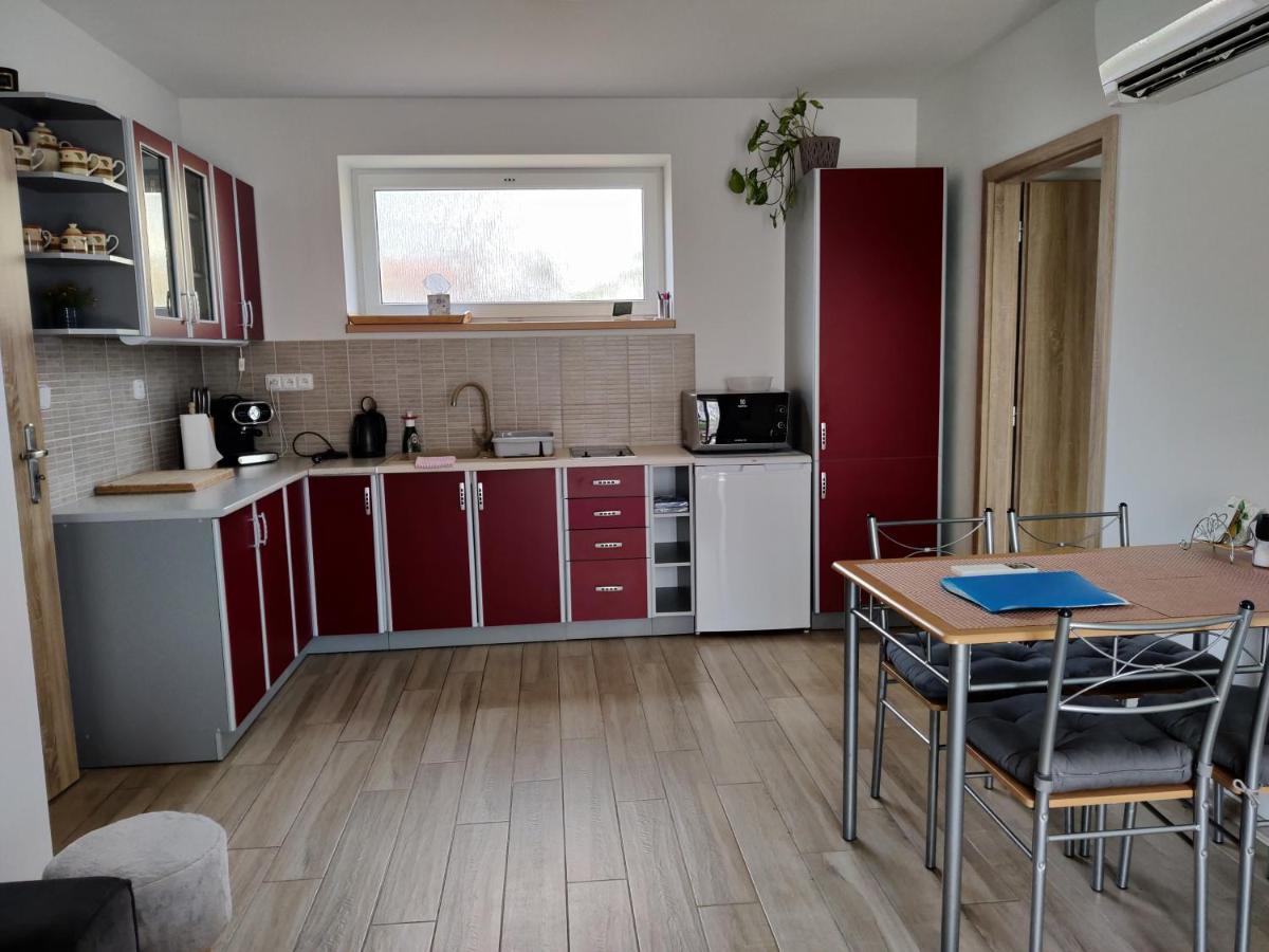 Apartman Pod Lipou - Samostatny Objekt Jaromer Ngoại thất bức ảnh