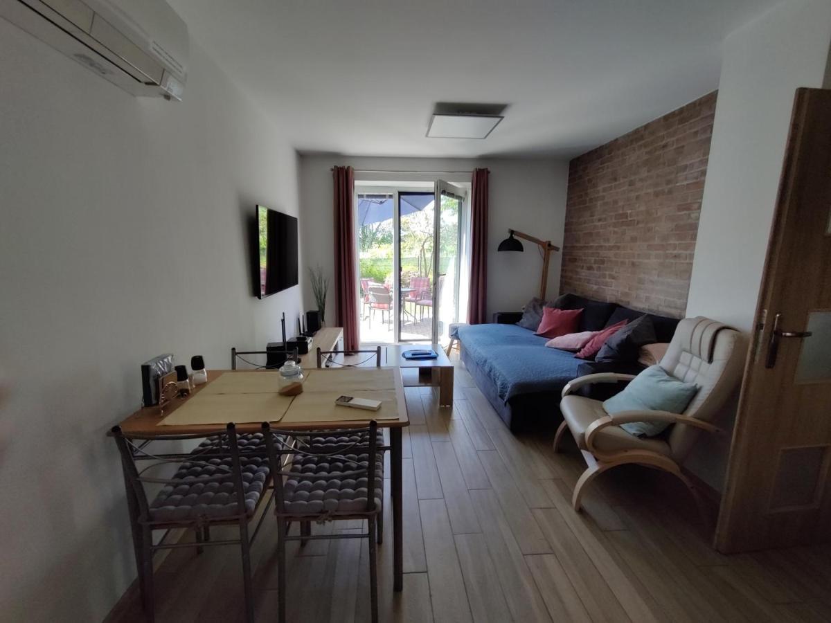 Apartman Pod Lipou - Samostatny Objekt Jaromer Ngoại thất bức ảnh