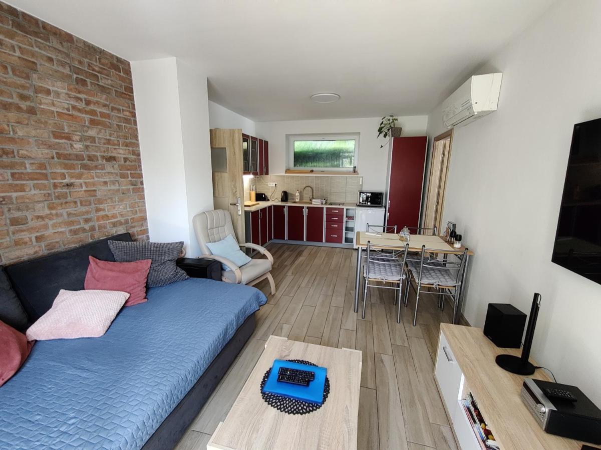 Apartman Pod Lipou - Samostatny Objekt Jaromer Ngoại thất bức ảnh